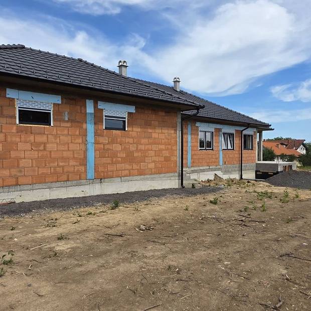 PVC prozori u antracit boji na novoizgrađenoj kući